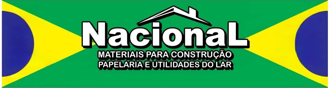 Logotipo da Loja Nacional com o nome “Nacional” em destaque e desenho de um telhado sobre a letra N. Abaixo, a frase “Materiais para Construção, Papelaria e Utilidades do Lar”. No fundo, tem uma bandeira Nacional do Brasil